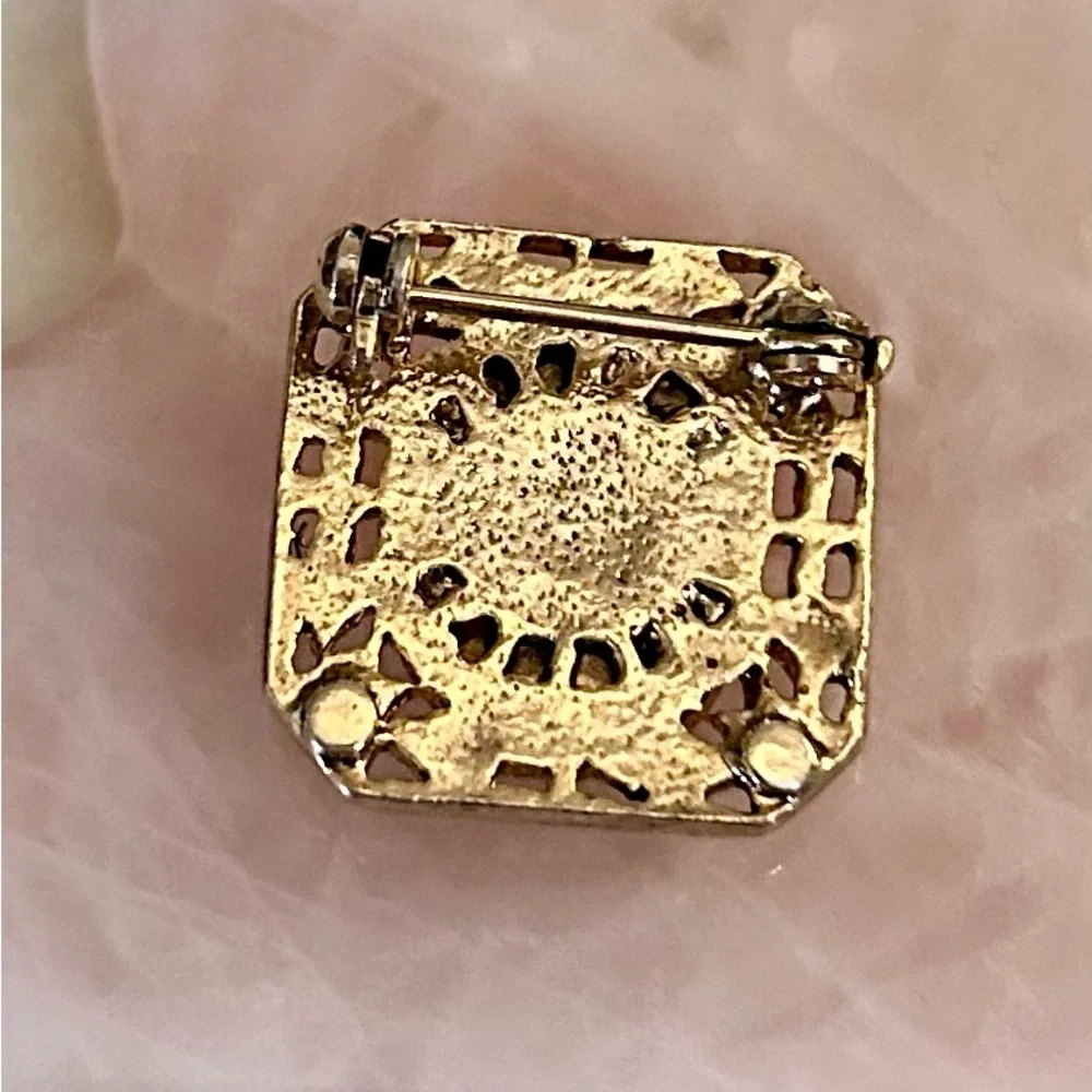 Vintage Dainty Cameo Brooch Pin
